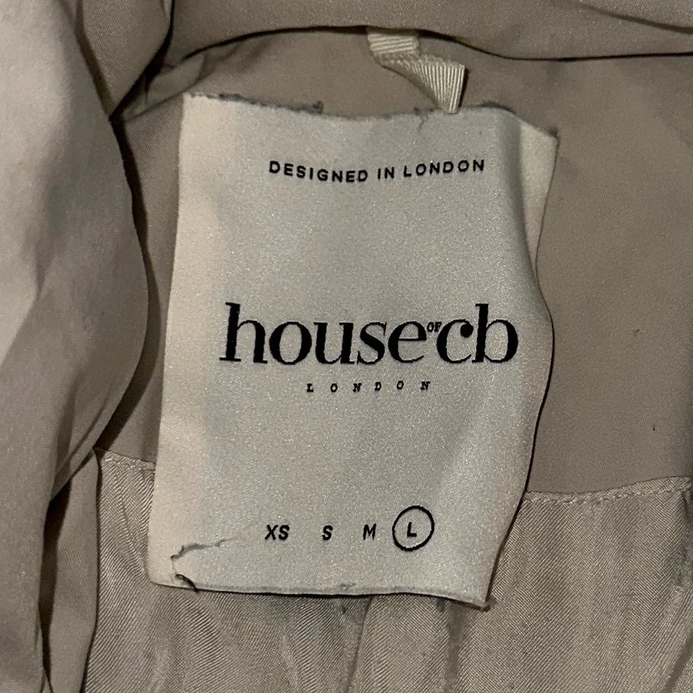 HOUSE OF CB "HERO" IVORY OVERSIZED C SHAPE PUFFER JACKET IN LARGE - Picture 4 of 5